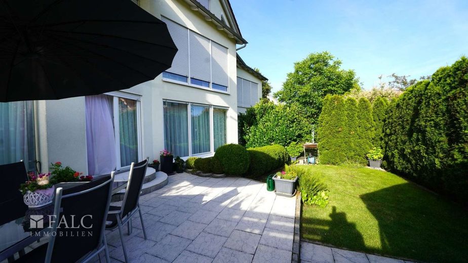 Lieblingsplatz auf zwei Ebenen - FALC Immobilien – Für lange Sommerabende