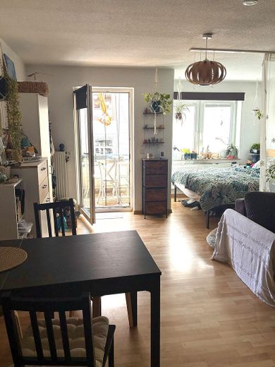 Bezugsfrei ab 01.10.: Helles 1-Zimmer-Apartment mit Balkon am Weinbergpark – provisionsfrei – Wohn- und Essbereich