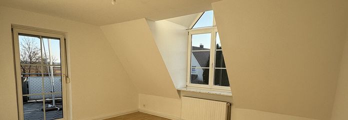 3-Zimmer-Dachgeschosswohnung mit Balkon + EBK in Maisach, Nutzfläche 151 qm, 5 Fußminuten zur S3 – Zimmer 1 mit Balkonzugang