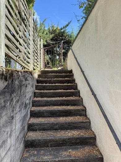 Casa progettata da un architetto a mezza collina – seitliche Gartentreppe