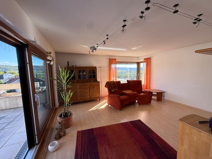 4 Zimmer mit Aussicht – Terrasse, Wärmepumpe, Garage und Stellplatz inklusive – Wohnzimmer 1
