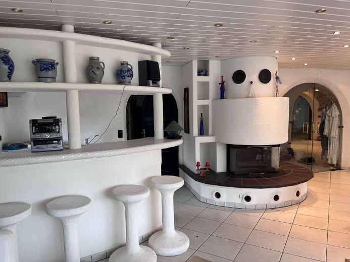 Bar mit Kamin