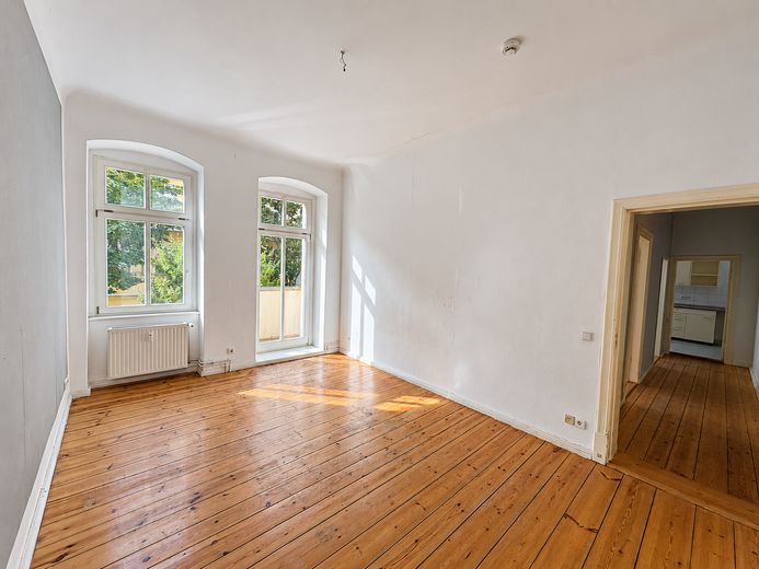 Helle Altbauwohnung mit Balkon – ruhig gelegen & gut angebunden – Zimmer 1