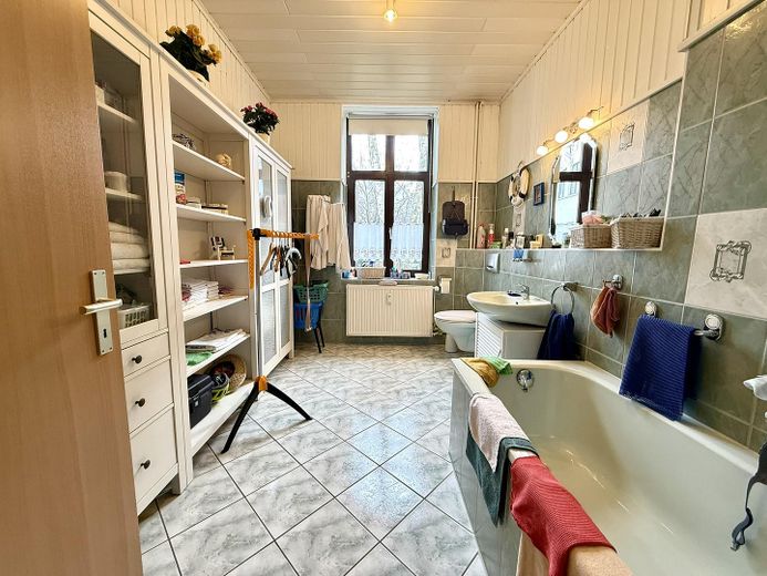 Bad mit Fenster und Badewanne