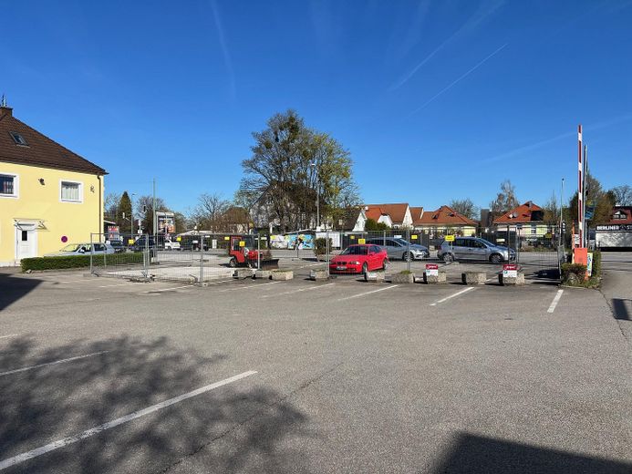 Area scoperta direttamente sulla Bodenseestraße e sulla stazione della S-Bahn – Foto 2