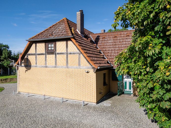 Ihr Zuhause im Grünen mit Charme, Raum & Ruhe – Seitenansicht mit Eingangstür