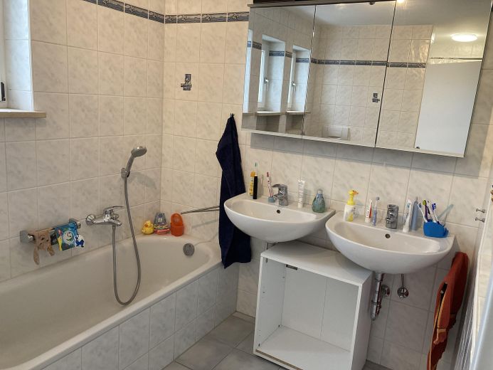Familienfreundlicher Bungalow mit modernisiertem Wohnbereich und viel Platz im Untergeschoss – Bad