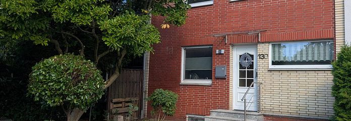 Modernisiertes Reihenhaus in Hiesfeld – nahe Rotbachsee, Garten, Garage & neues Dach aus 2023 – Hausfront
