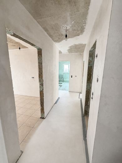 Puderbach'ta kiralık 3 odalı daire (88m²) teraslı, şu anda yenileniyor – Flur (Istzustand)