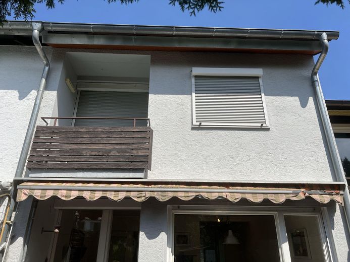 Charmantes Reihenhaus mit ausgebautem Dachboden und schönem Außenbereich - zzgl. Garage – Balkon von außen