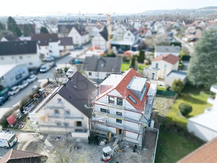 Charmante 2-Zimmer-Dachgeschosswohnung in ruhiger Lage  - Wohlfühlen garantiert – Drohnenaufnahmen