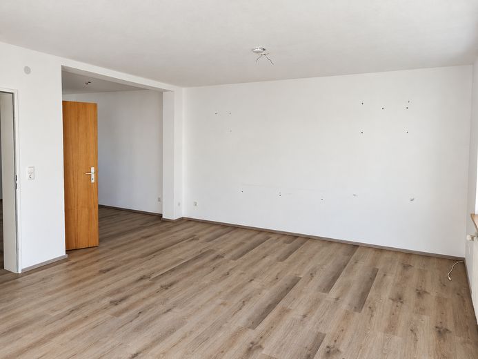Helle Wohnung mit großzügigem Wohnbereich, Einbauküche, Balkon und eigener Garage – Foto 11