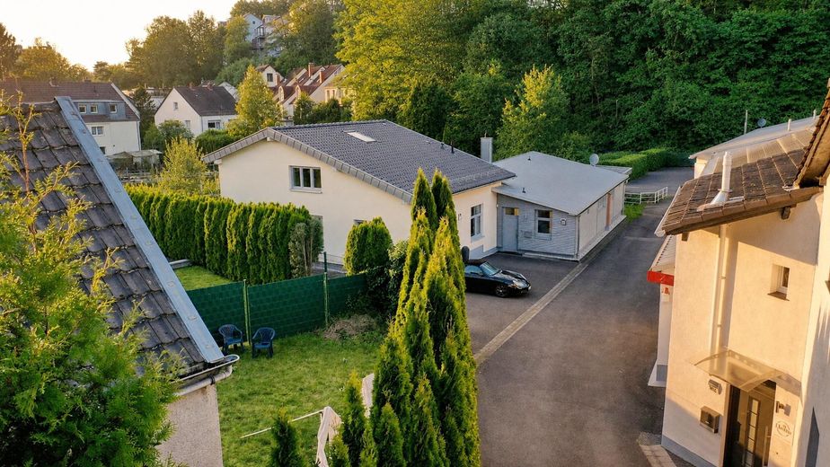 Modernes Wohnhaus mit separater Gewerbeeinheit in ruhiger Citylage – Luftaufnahme