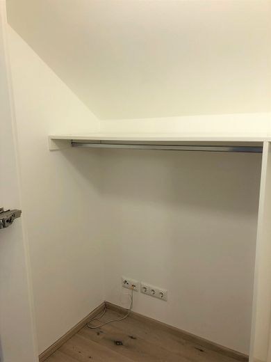 Exklusive Dachgeschosswohnung mit 2 Zimmern sowie Loggia in bevorzugter Lage von Plön – begehbarer Kleiderschrank