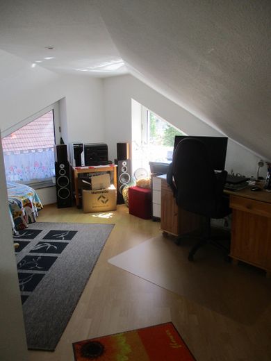 3-Zi.Wohnung im DG mit Balkon, Atelierzimmer, kl. Garten, Gartenhaus u. Garage im 4.Fam. Haus – Atelierzimmer (hier Büro)