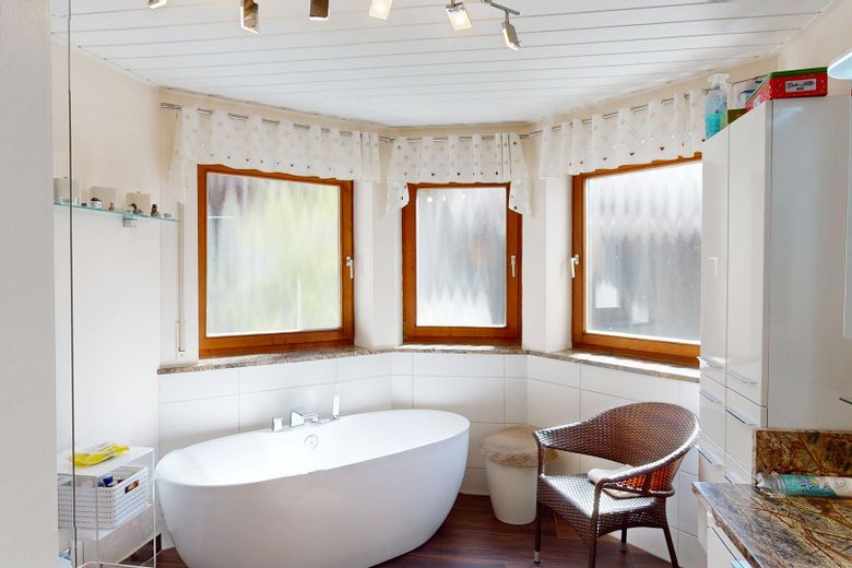 Appartamento modernizzato di 5 locali al piano terra con grande giardino, piscina e accesso diretto al garage – Badezimmer