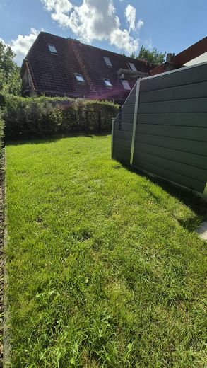 Casa a schiera di testa ben tenuta con giardino recintato e posto auto coperto – Garten 