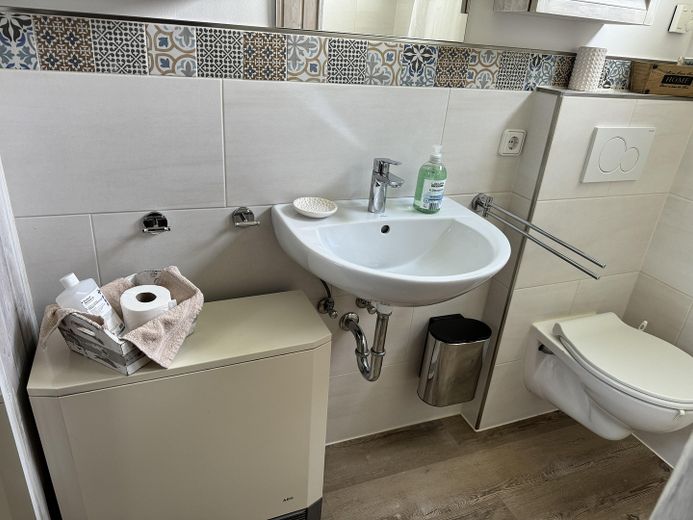 Casa con tetto spiovente sul bellissimo lago Freilinger See nel villaggio turistico – completamente arredata – Foto 15