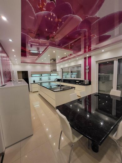 Moderne Luxusvilla: 432 m² Wohnfläche, PV-Anlage, Wärmepumpe & Sauna – Moderne Einbauküche