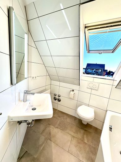 Hochwertig sanierte 4-Zimmer-Maisonette | 110 m² | 2 Bäder | Balkon | ruhige Lage an den Mainwiesen – Bad Dachgeschoss