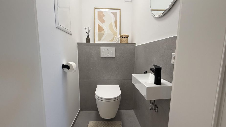 Einziehen statt renovieren: Frisch modernisierte 2-Zimmer-Wohnung mit Panoramablick – separates WC