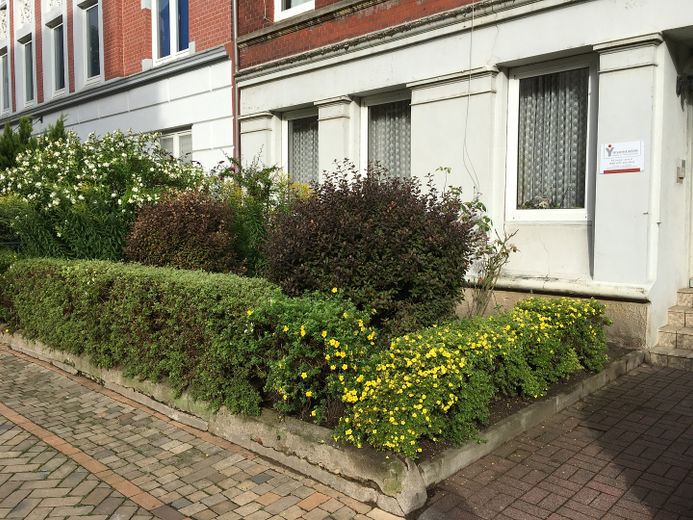 Helle, schöne und gepflegte Altbauwohnung mit Dielenfussboden und Einbauküche – Vorgarten 