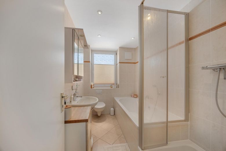 Casa unifamiliar espaciosa con 162 m² y jardín en Wachtberg-Werthhoven – Badezimmer