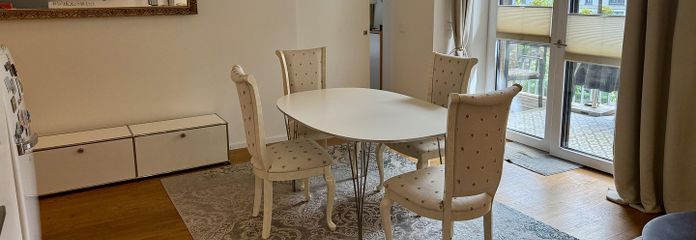 Tasteful four-room apartment with balcony and private terrace in HafenCity, Hamburg – Essbereich