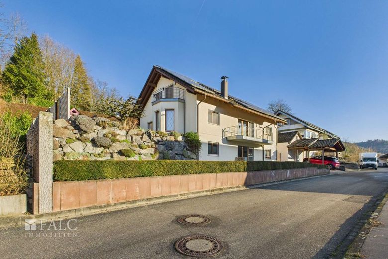 Großzügiges Einfamilienhaus mit Einliegerwohnung und Pool in ruhiger Lage – Süd-West Ansicht