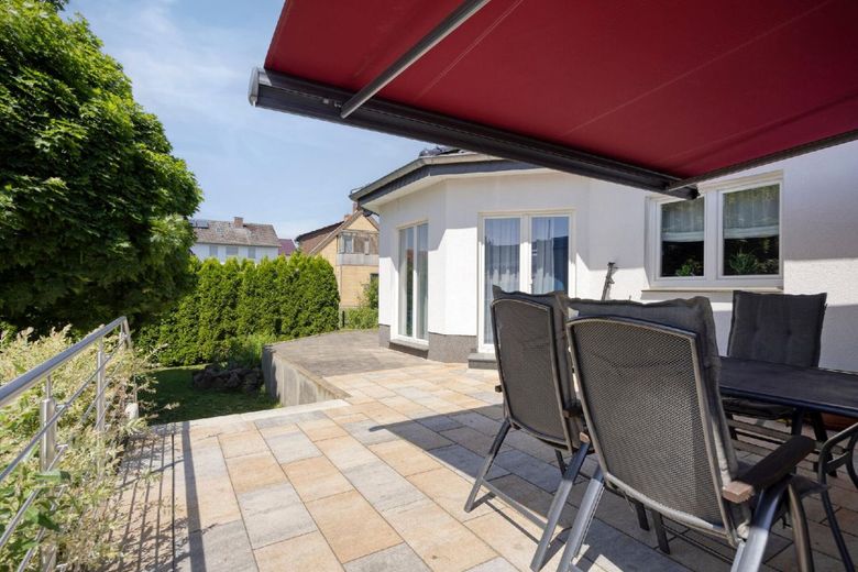 Wohnen mit Zukunft: Einfamilienhaus mit Wärmepumpe, Kamin und Effizienzklasse A+ – Terrasse #2