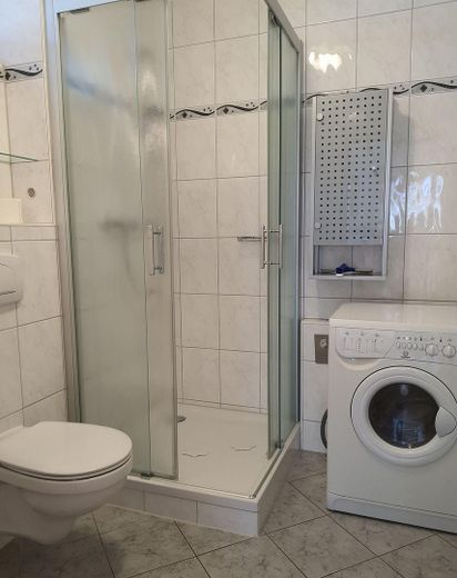 Provisionsfreie Maisonettenwohnung mit außergewöhnlichem Raumgefühl in Zingst – Badezimmer