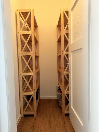 Altstadtquartier T13 - Hochwertig möblierte Altbau Wohnungen – Garderobe und Vorratskammer