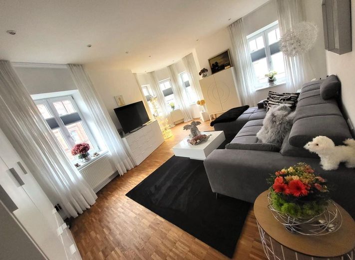 Großzügige 2-Zimmer-Wohnung, hochwertige Einbauküche, Innenstadt, Südbalkon – Wohnzimmer - Überblick