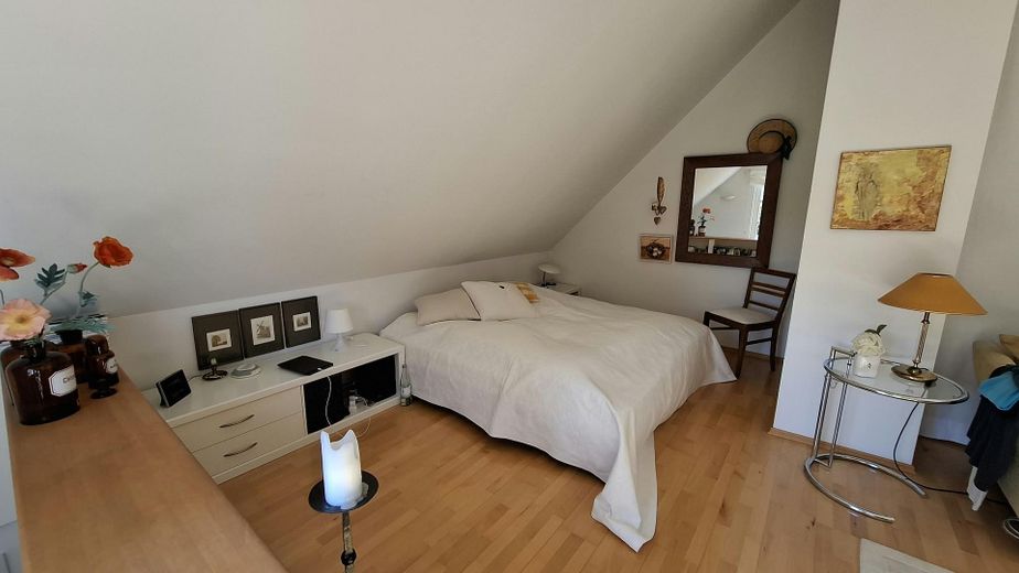 Casa bifamiliar independiente con apartamento y 3 garajes – Apartment Obergeschoß