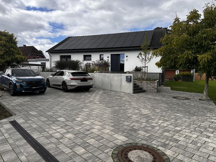 Modernes Einfamilienhaus in Feldrandlage – Stellplätze vorm Haus