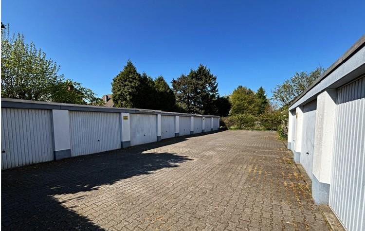 Solido condominio plurifamiliare in piacevole viale con giardini in vendita – Garagen