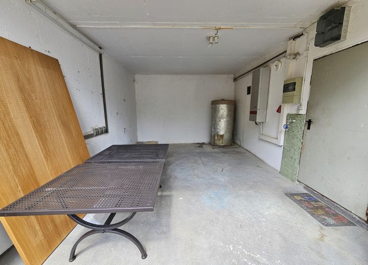 Attraktive 5-Zimmer-Maisonettewohnung in Alleinlage mit eigenem Garten&Pool – Lagerraum