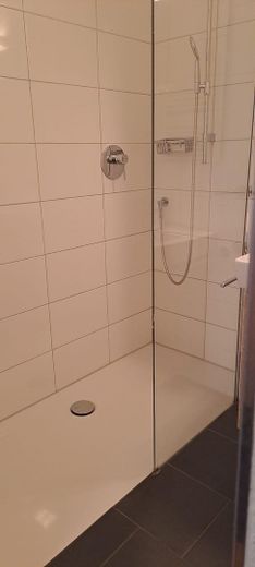Möbliertes 1-Zimmer Apartment mit Tiefgarage ab sofort an Nichtraucher Single ohne Haustier – Bad