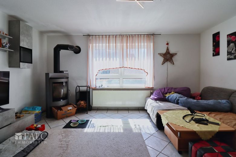 Geräumige 4-Zimmer-Wohnung mit Top-Energieeffizienz und geringen laufenden Kosten – Wohnzimmer