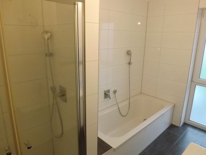 Uygun konumda modern üç odalı daire – Bad (Wanne, Dusche)
