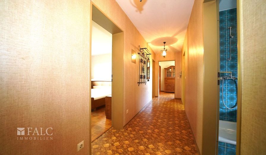 Naturparadies mit Weitblick auf die Stadt! Doppelhaus mit über 4.200 m² Grundstück - FALC Immobilien – Flur Wohnung EG rechts