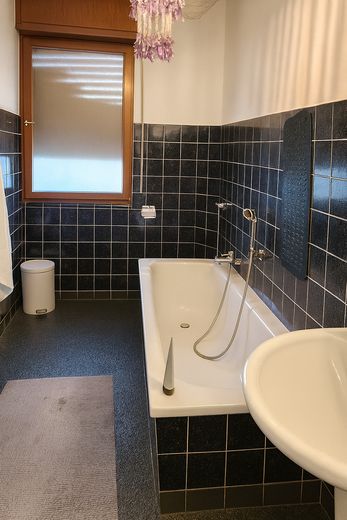Großes Einfamilienhaus mit Einliegerbereich – ideal für Wohnen, Praxis oder Homeoffice – Tageslichtbad mit Badewanne