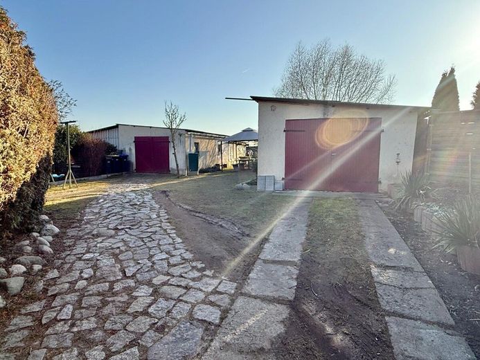 HORN IMMOBILIEN++ 15 km bis Neubrandenburg, schöne Doppelhaushälfte mit großen Grundstück &amp; 2 Garagen – 2 Garagen