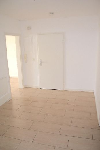 Flur mit Sicht auf Eingangstür