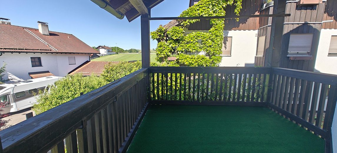 Frisch renovierte lichtdurchflutete 4-Zimmer Maisonette Wohnung mit großem Balkon und TG Stellplatz – Balkon