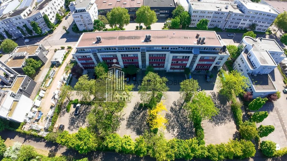 ATIK: Ausbau nach Mieterwunsch - klimatisierte Bürofläche im EG mit Top Preis-Leistungs-Verhältnis – Drohnenaufnahme