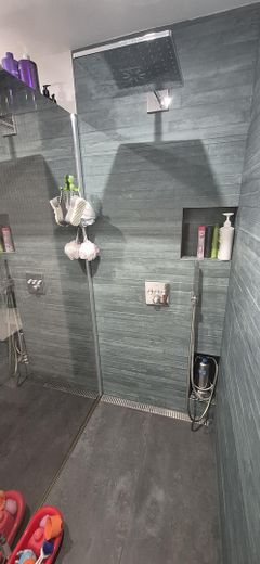 Appartement moderne de 4,5 pièces, 105 m², de plain-pied avec 2 balcons dans un cadre calme en lisière de forêt à Mühlacker – Ebenerdige Dusche