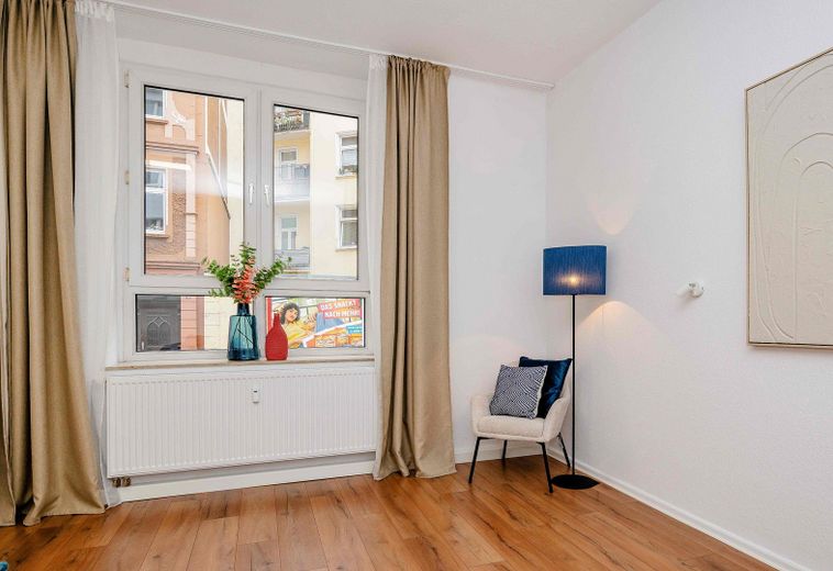 Pempelfort’un seçkin konumunda mobilyalı 2,5 odalı daire – Wohnzimmer