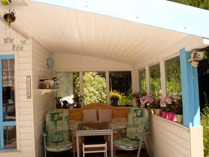 Idilliaca casa unifamiliare in stile bungalow con romantico giardino di rose – Foto 6