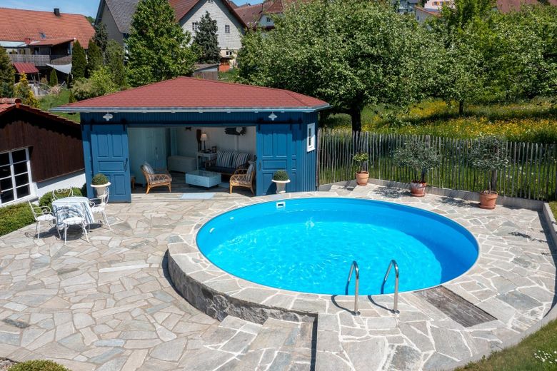 Pool mit Poolhaus